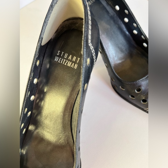 Stuart Weitzman black leather/patent pump, circle cut-outs, wht stitching.  Sz 5 - Picture 7 of 10